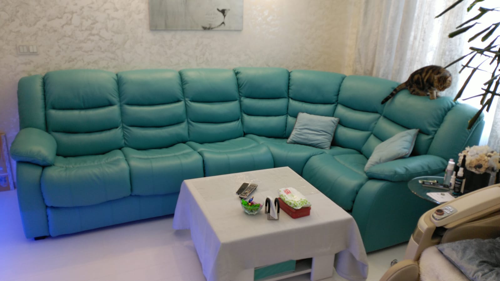 Перетяжка дивана на дому. Выставочный центр