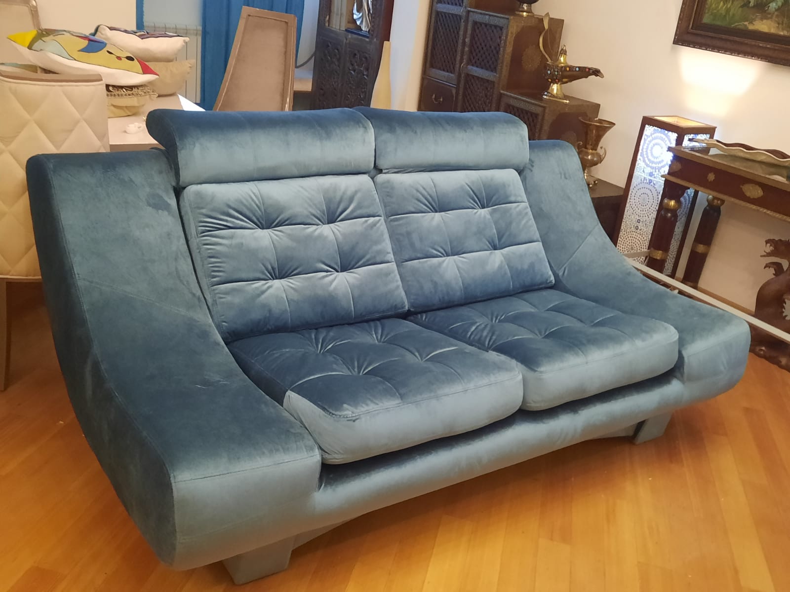 Обивка дивана на дому. Выставочный центр