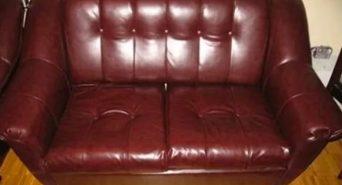 Обивка дивана кожей. Выставочный центр